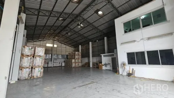 货栈 出租在Lak Si, Bangkok - 高挑仓库内部，钢结构屋顶、混凝土地坪，带连体办公室。