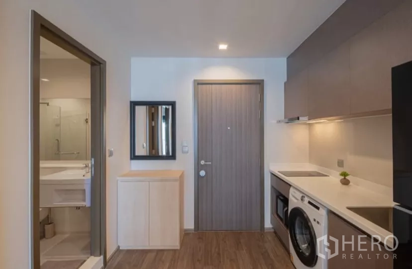 คอนโด ให้เช่าในChatuchak, Bangkok - โถงทางเข้าและครัวบิลท์อินพร้อมเครื่องซักผ้า มองเห็นห้องน้ำด้านข้าง