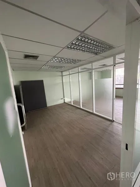 สำนักงาน ให้เช่า - พื้นที่สำนักงานส่วนตัว กั้นกระจก พื้นลายไม้ และไฟฟลูออเรสเซนต์ฝ้าทีบาร์