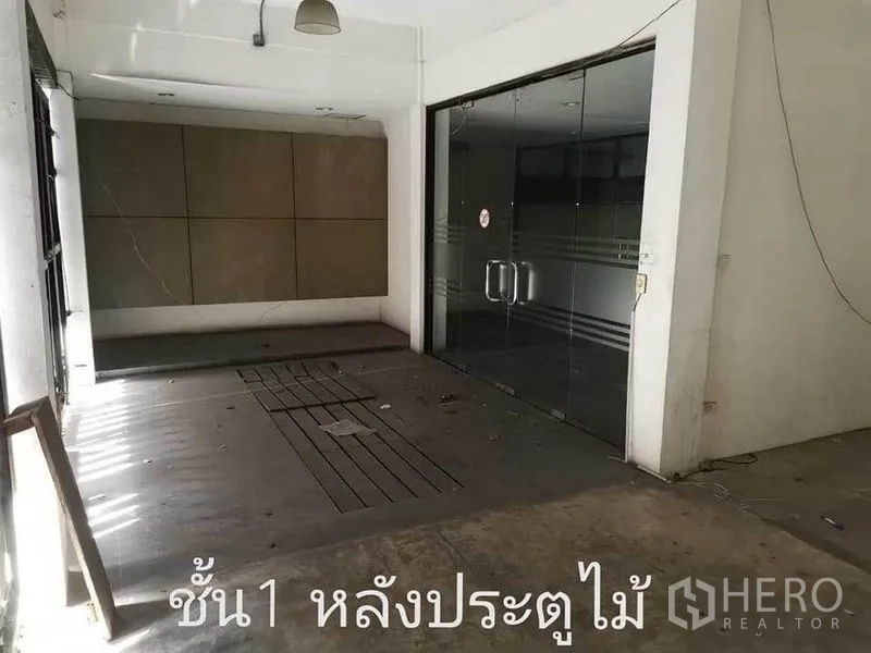 Home Office for rent in Khlong Toei, Bangkok - Ground-floor lobby area with double glass doors and recessed wall panels.