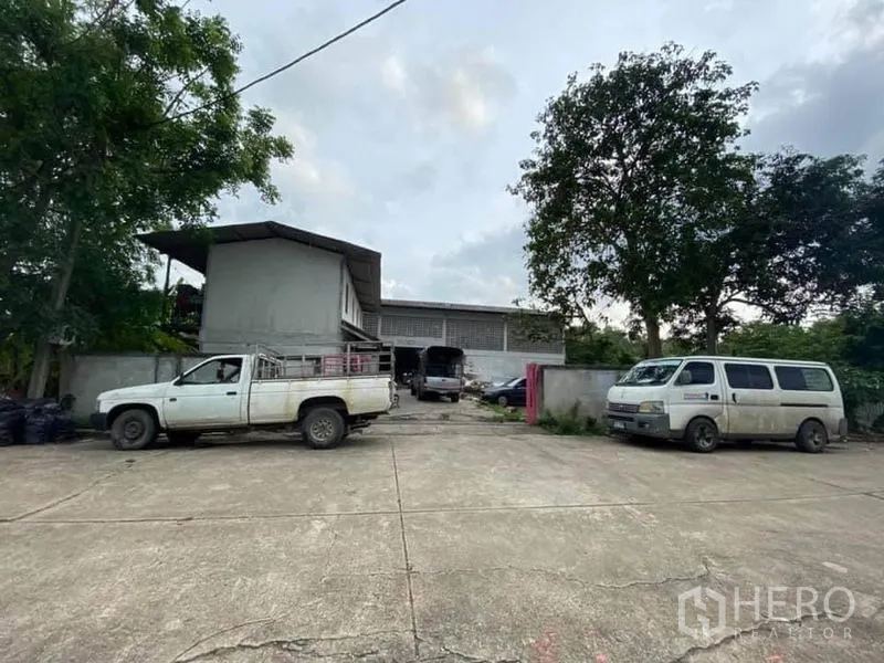 工厂 出售在Nong Chok, Bangkok - 厂区前大面积混凝土场地，可停车与装卸。