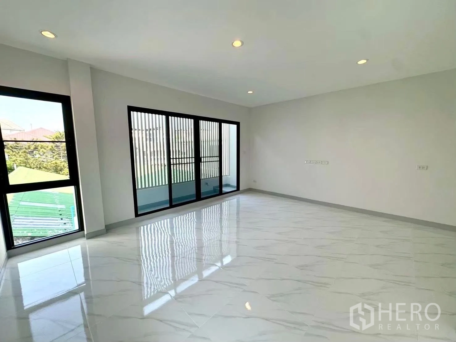 Home Office for rent in Wang Thonglang, Bangkok - Wide room with big sliding windows opening to a balcony.