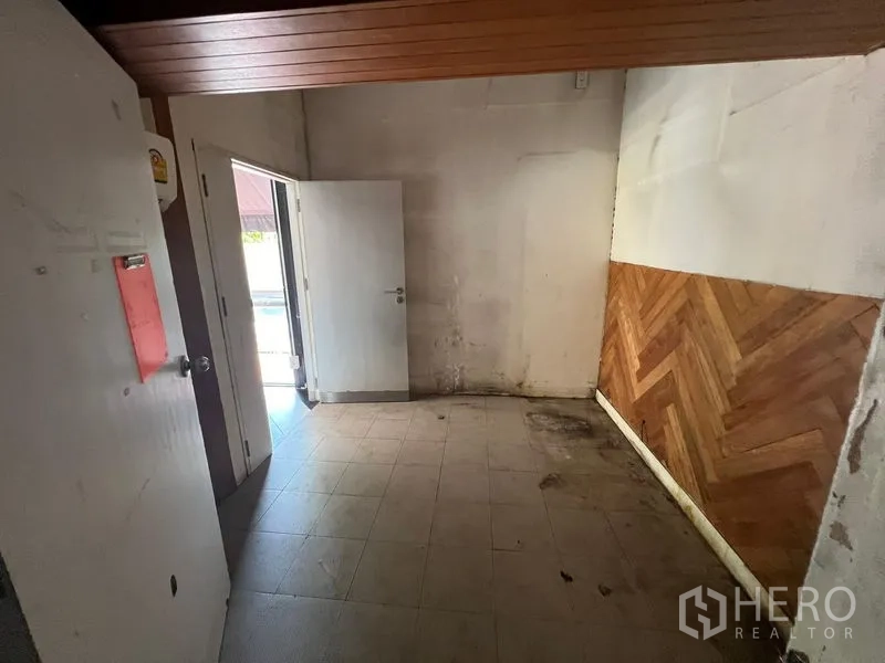 零售空间 出租在Bang Rak, Bangkok - 次级储物间，瓷砖地面与部分木饰墙。