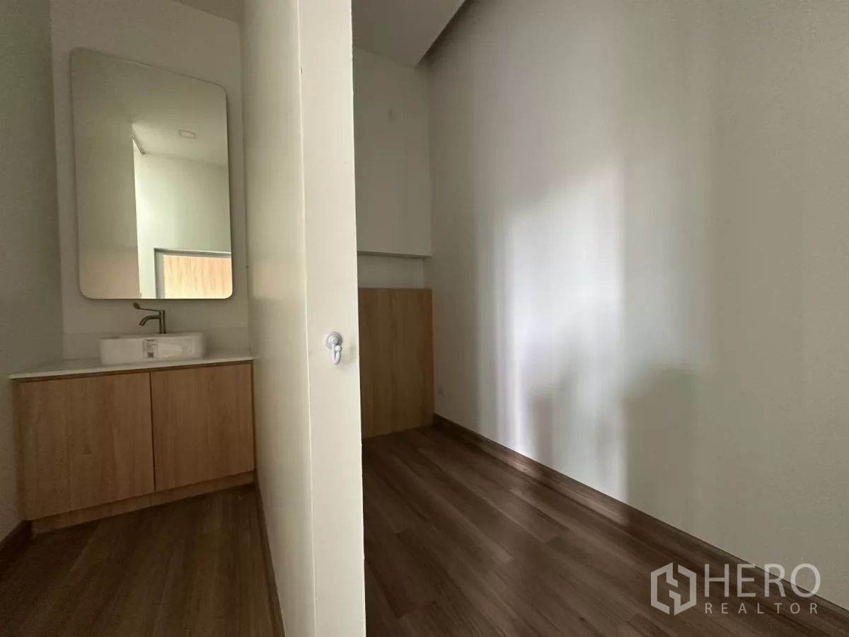 零售空间 出租在Phra Khanong, Bangkok - 明亮咨询室，超大墙面镜与洗手柜。