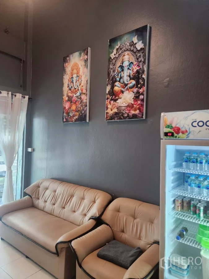 อาคารพาณิชย์ ให้เช่าในKhlong Toei, Bangkok - โถงรับแขกพร้อมโซฟาชุด ตู้แช่เครื่องดื่ม และภาพแขวน