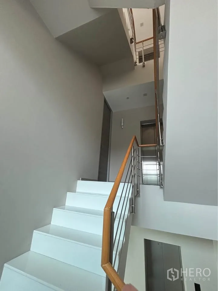 Home Office for rent or sale in Suan Luang, Bangkok - Sunlit gallery with tall glass wall and polished floors.