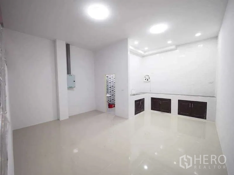 Warehouse for rent or sale in Krathum Baen, Samut Sakhon - Pantry area with white countertops, sink and access to a tiled restroom.