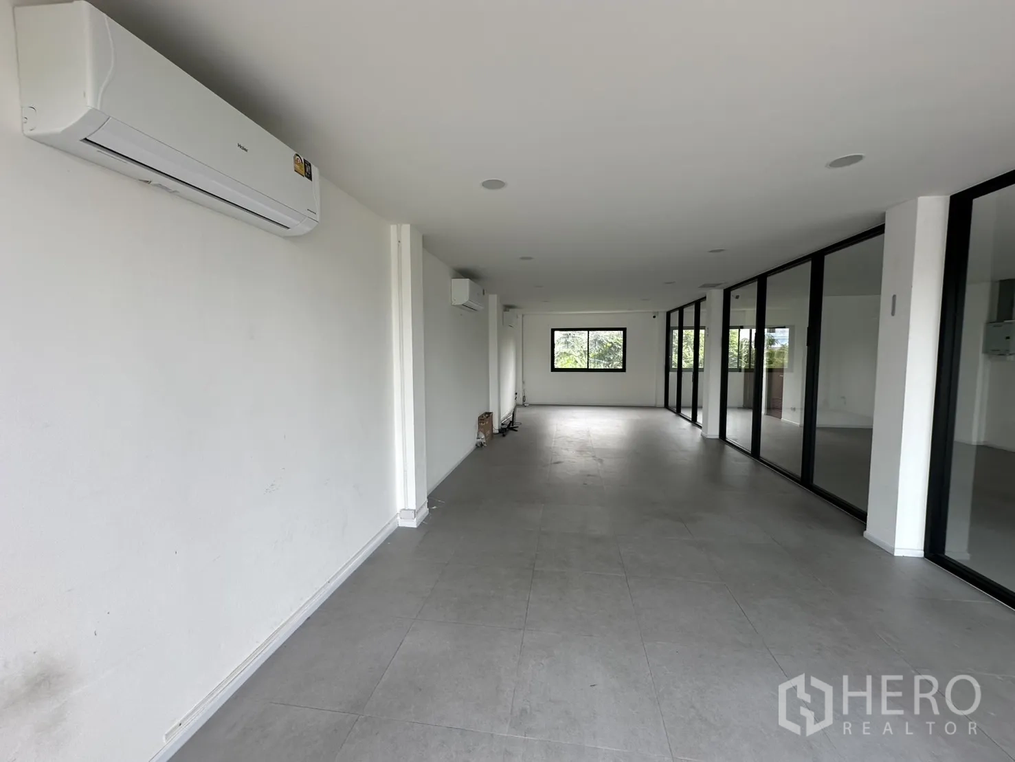 带办公室的家 出租或出售在Bang Na, Bangkok - 白墙办公区，分体空调与玻璃墙