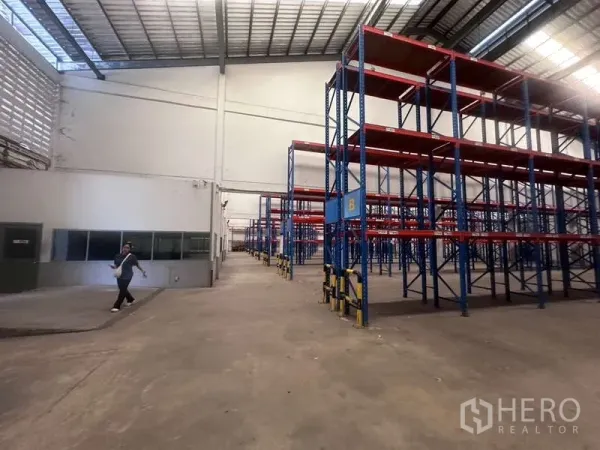 คลังสินค้า ให้เช่าในMueang Samut Prakan, Samut Prakan - ภายในโกดังกว้างพร้อมชั้นวางพาเลทแบบแข็งแรงและทางเดินกว้างสำหรับโฟร์คลิฟท์