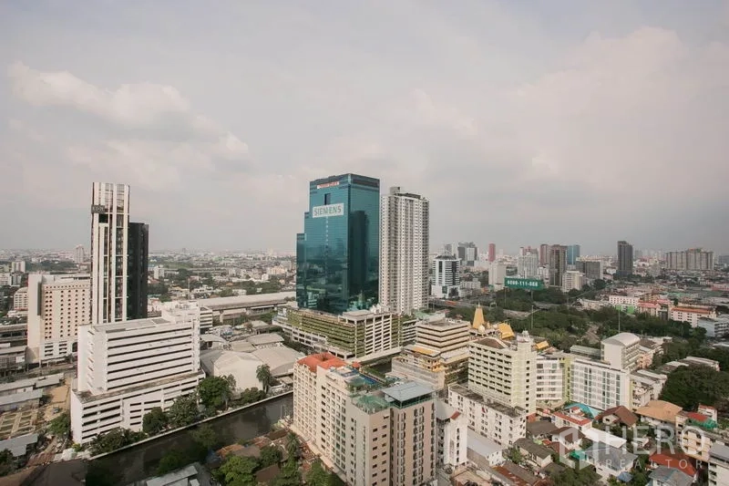 Condominium for rent or sale in Watthana, Bangkok - Panoramic city view of Sukhumvit from a high-rise condominium.
