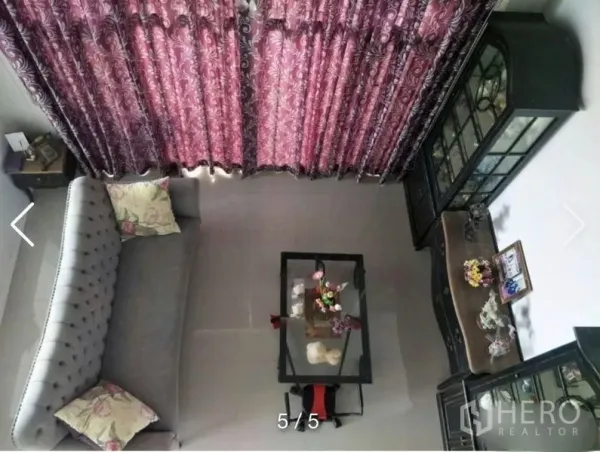 บ้าน ให้เช่าหรือขายในLat Krabang, Bangkok - มุมนั่งเล่นอบอุ่น โซฟาหนังกลับ โต๊ะกลางกระจก และตู้โชว์.