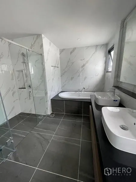 Detached House for rent - Master bathroom with bathtub, double sinks and glass shower.