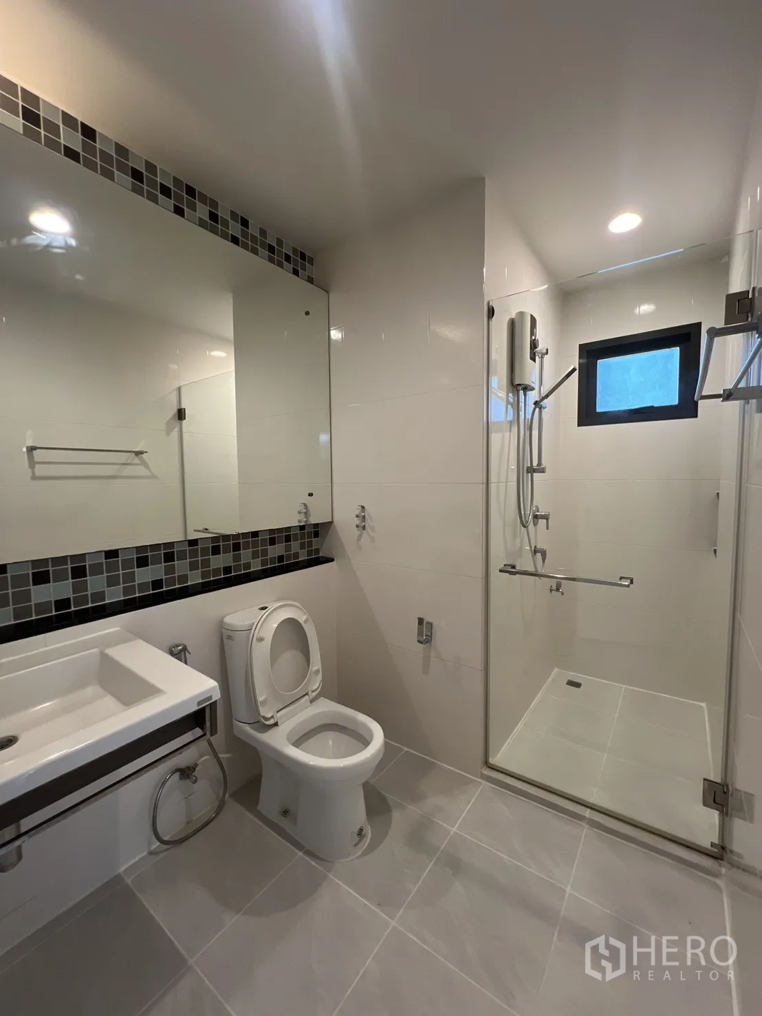 บ้าน ให้เช่าในBang Kapi, Bangkok - โถงบันไดชั้นบน โคมไฟระย้าและหน้าต่างสูง