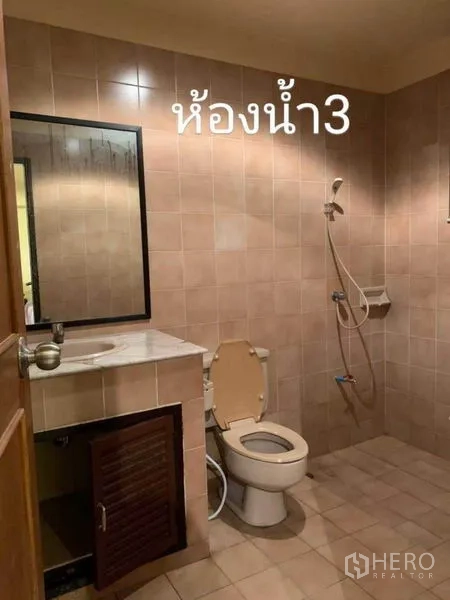 ทาวน์เฮาส์ ให้เช่าในPhra Khanong, Bangkok - ห้องน้ำปูกระเบื้อง พร้อมอ่างล้างหน้า กระจก โถสุขภัณฑ์ และฝักบัว