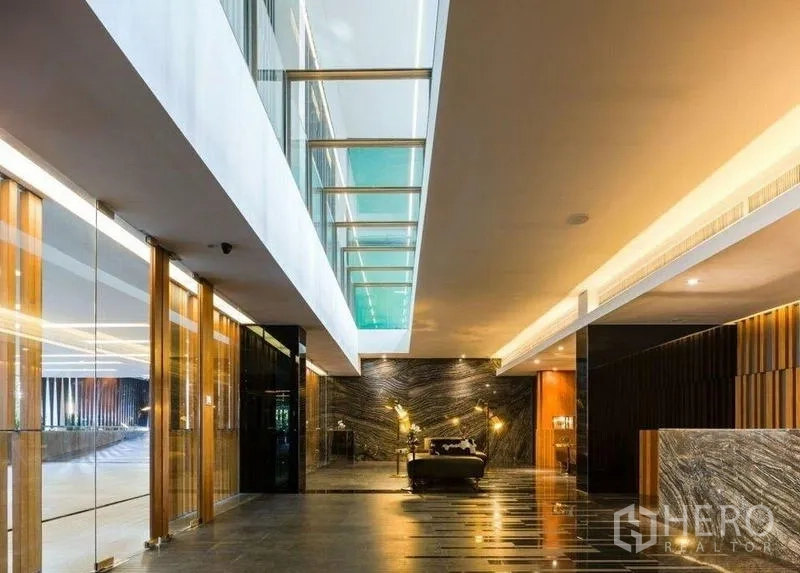 คอนโด ให้เช่าหรือขายในWatthana, Bangkok - โถงต้อนรับเพดานสูงทางเดินกระจกและผนังหินอ่อน