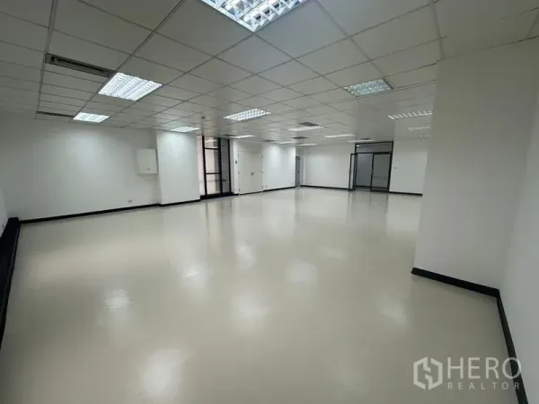 สำนักงาน ให้เช่า - มุมมองภายในเห็นประตูกระจกทางเข้า ฉากกั้นกระจก พื้นเรียบ และไฟฝ้าในตัว