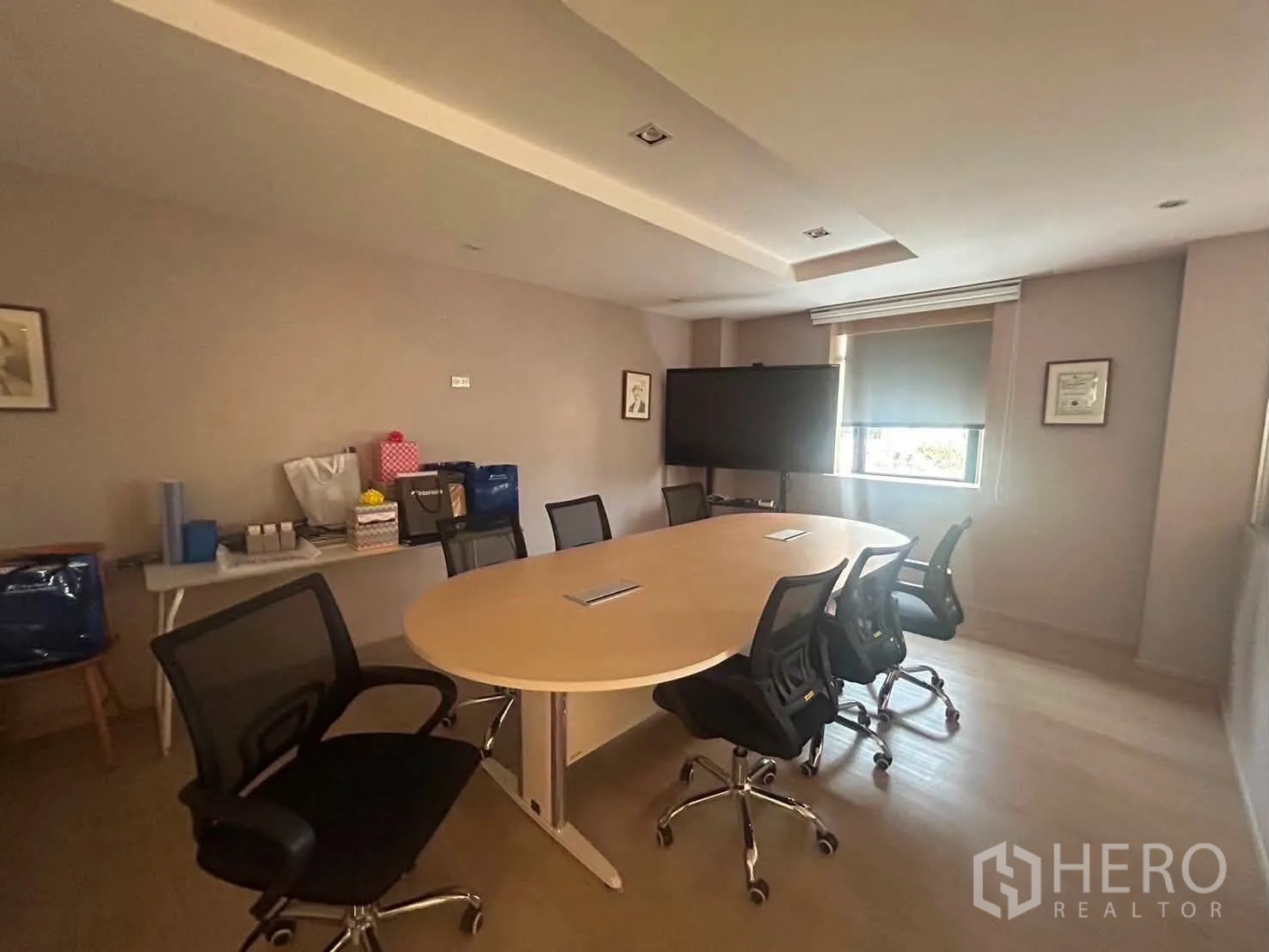 办公室 for rent in Bang Rak, Bangkok - 会议室配椭圆会议桌、网椅、平板屏幕与带卷帘的窗户