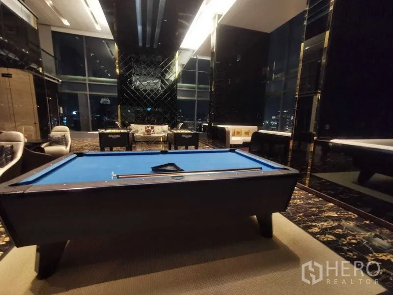 คอนโด ให้เช่าในRatchathewi, Bangkok - ห้องโต๊ะพูลในเลานจ์เพดานสูงบรรยากาศหรู