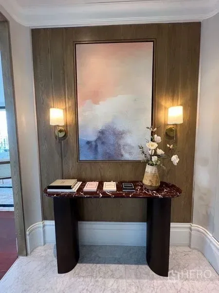 คอนโด ให้เช่าในWatthana, Bangkok - โถงทางเข้าหรู ผนังไม้ โคมติดผนัง งานศิลปะ และคอนโซลหิน