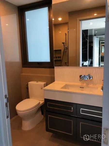 คอนโด ให้เช่าในKhlong Toei, Bangkok - ห้องน้ำโมเดิร์น มีหน้าต่าง อ่างล้างหน้า โถสุขภัณฑ์ และฝักบัวกระจก