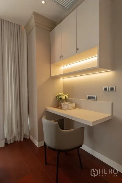 公寓 出租在Watthana, Bangkok - 悬浮式工作台细节，带照明、储物柜与座椅。