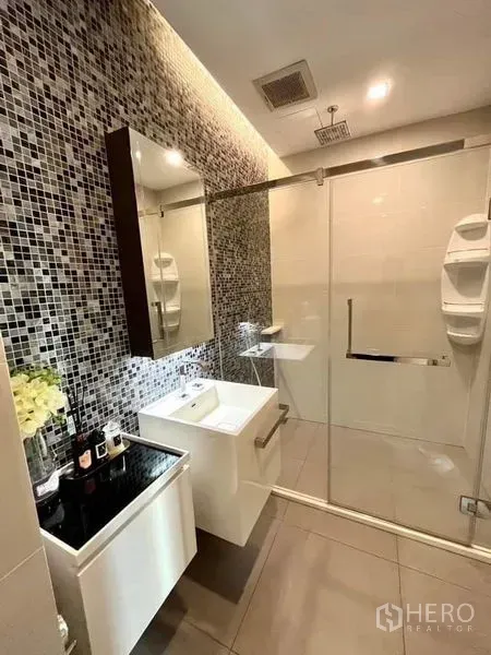 Condominium for sale in Bang Sue, Bangkok - Contemporary bathroom with mosaic accent wall, glass shower enclosure and rain showerhead.