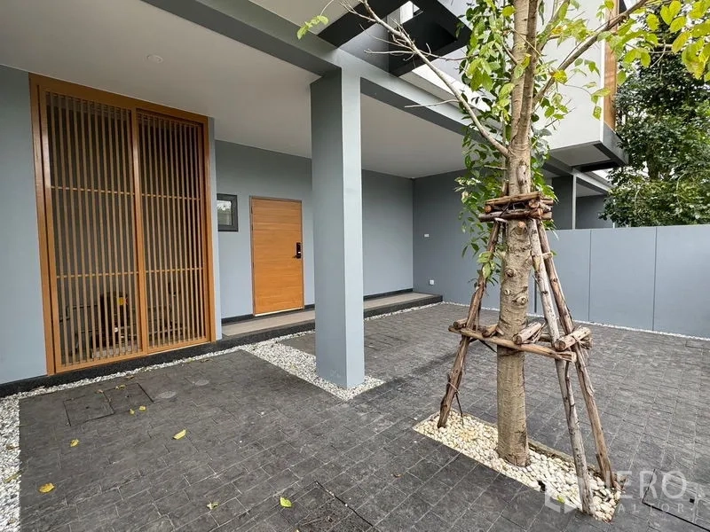 Home Office for rent in Pak Kret, Nonthaburi - Covered entry and parking court with a tree and minimalist landscaping