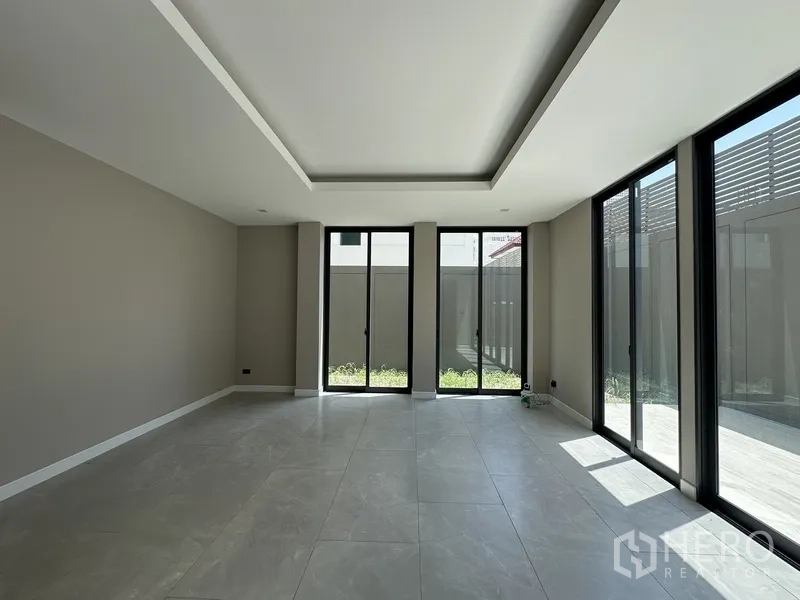 โฮมออฟฟิศ for rent or sale in Suan Luang, Bangkok - ห้องรับแสงธรรมชาติมีประตูกระจกล้อม เปิดสู่สวนข้างบ้าน