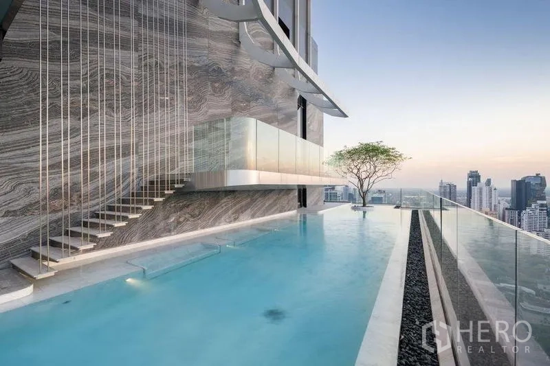คอนโด ให้เช่าในWatthana, Bangkok - สระอินฟินิตี้บนดาดฟ้าพร้อมราวกระจกและวิวเมือง