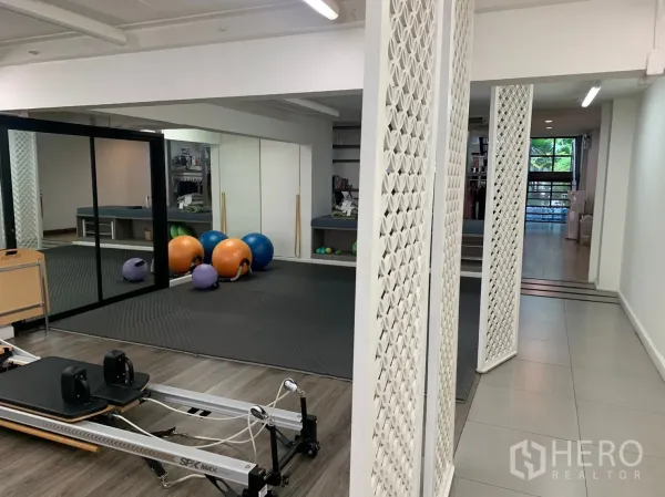 อาคารพาณิชย์ ให้เช่าในWatthana, Bangkok - โซนอออกกำลังกายพร้อมกระจกบานใหญ่ ลูกบอลฟิตเนส และพื้นยางรอง