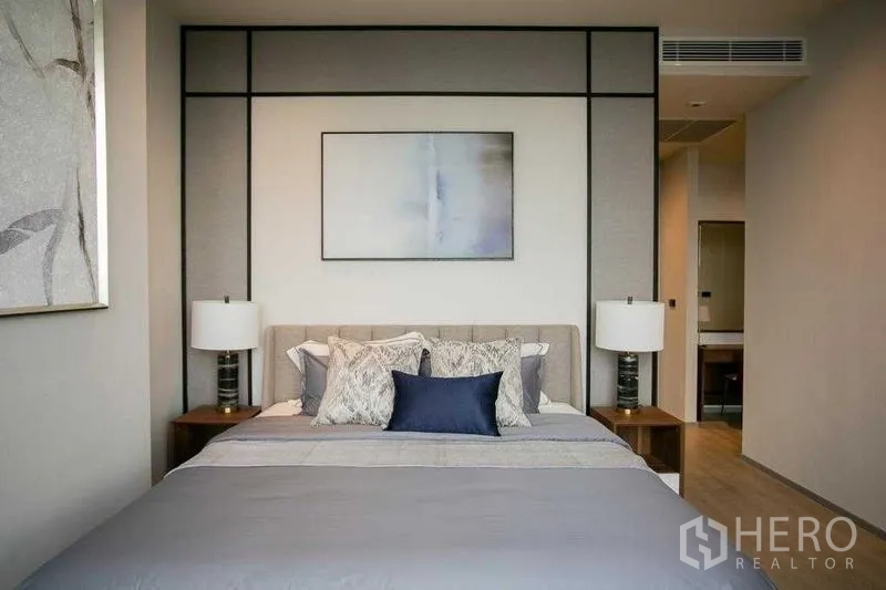 คอนโด ให้เช่าในWatthana, Bangkok - มุมมองด้านหน้าของเตียงหลัก โคมไฟคู่ และหัวเตียงสมัยใหม่