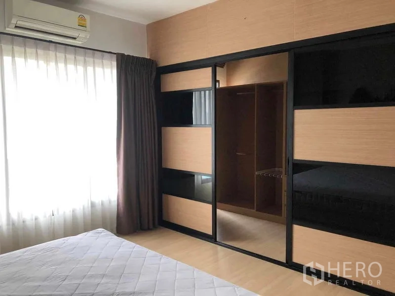 Home Office for rent or sale in Bang Phli, Samut Prakan - Bedroom featuring a large sliding wardrobe with black glass panels.