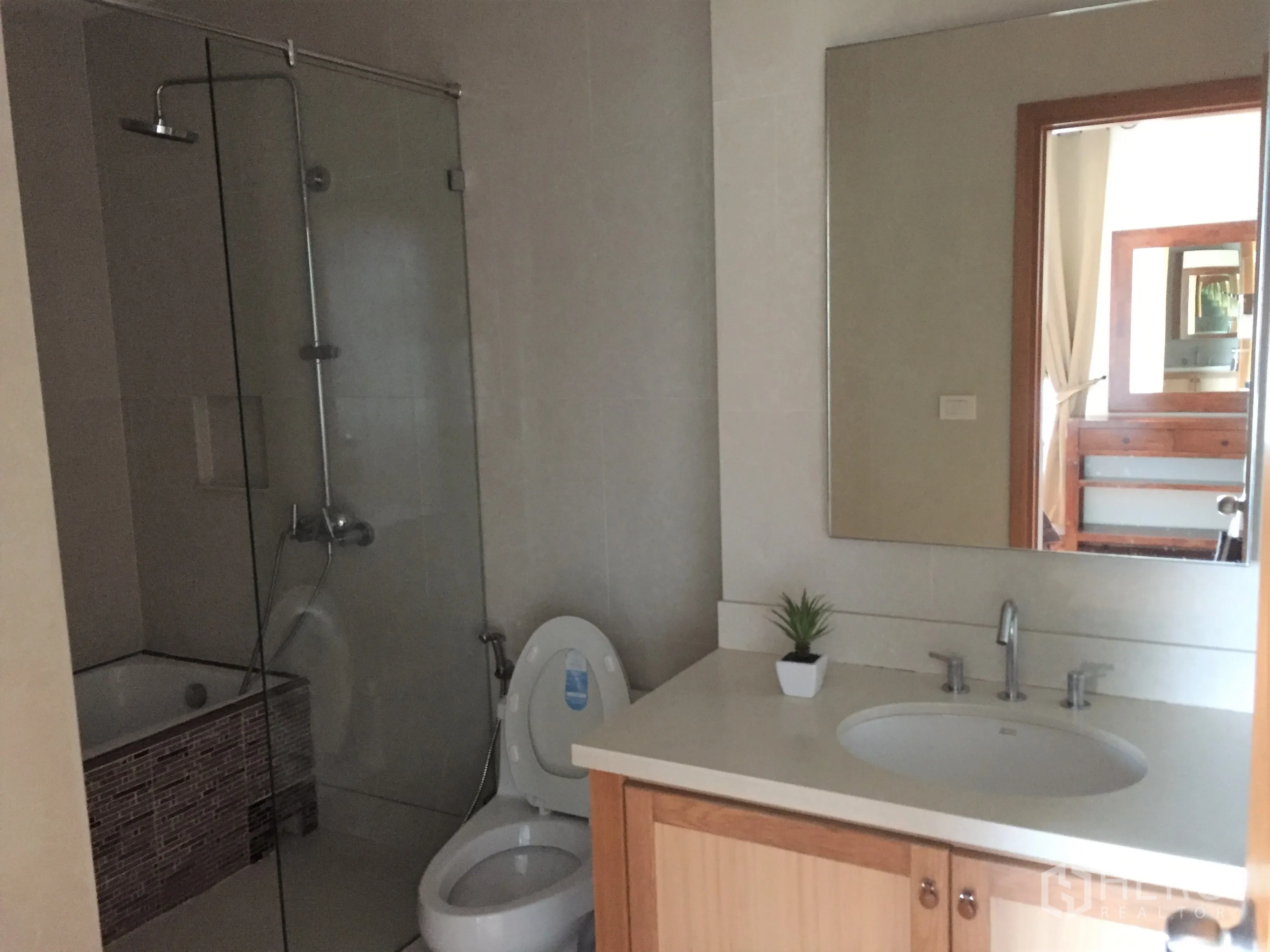 คอนโด ให้เช่าหรือขายในKhlong Toei, Bangkok - ห้องน้ำสไตล์โมเดิร์นพร้อมฉากกั้นอาบน้ำกระจก อ่างอาบน้ำ กระจกบานใหญ่ และอ่างล้างหน้า