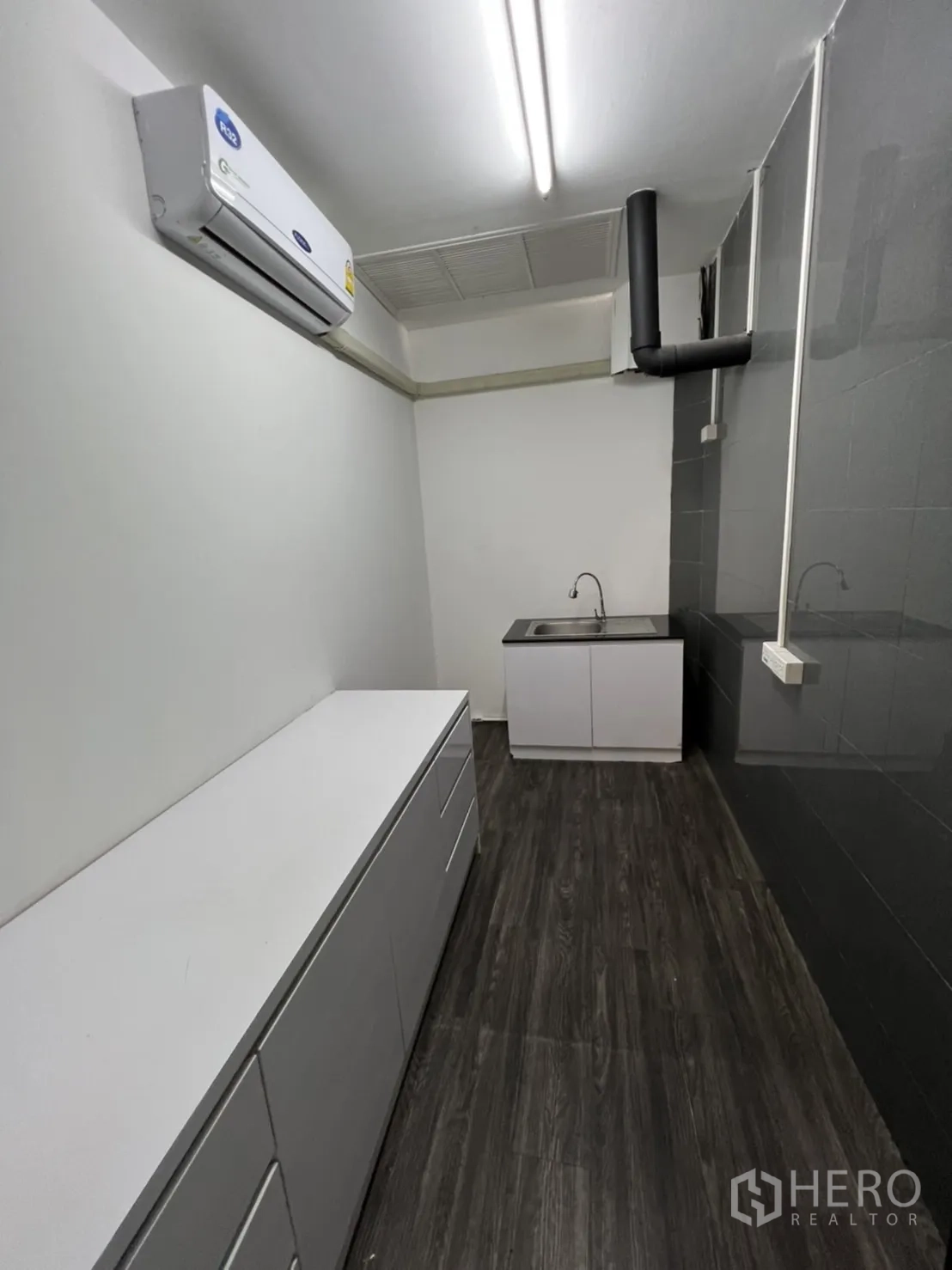 พื้นที่ขายปลีก ให้เช่าในSathon, Bangkok - ห้องแพนทรีมีเคาน์เตอร์ อ่างล้างจาน เครื่องดูดควัน และเครื่องปรับอากาศ