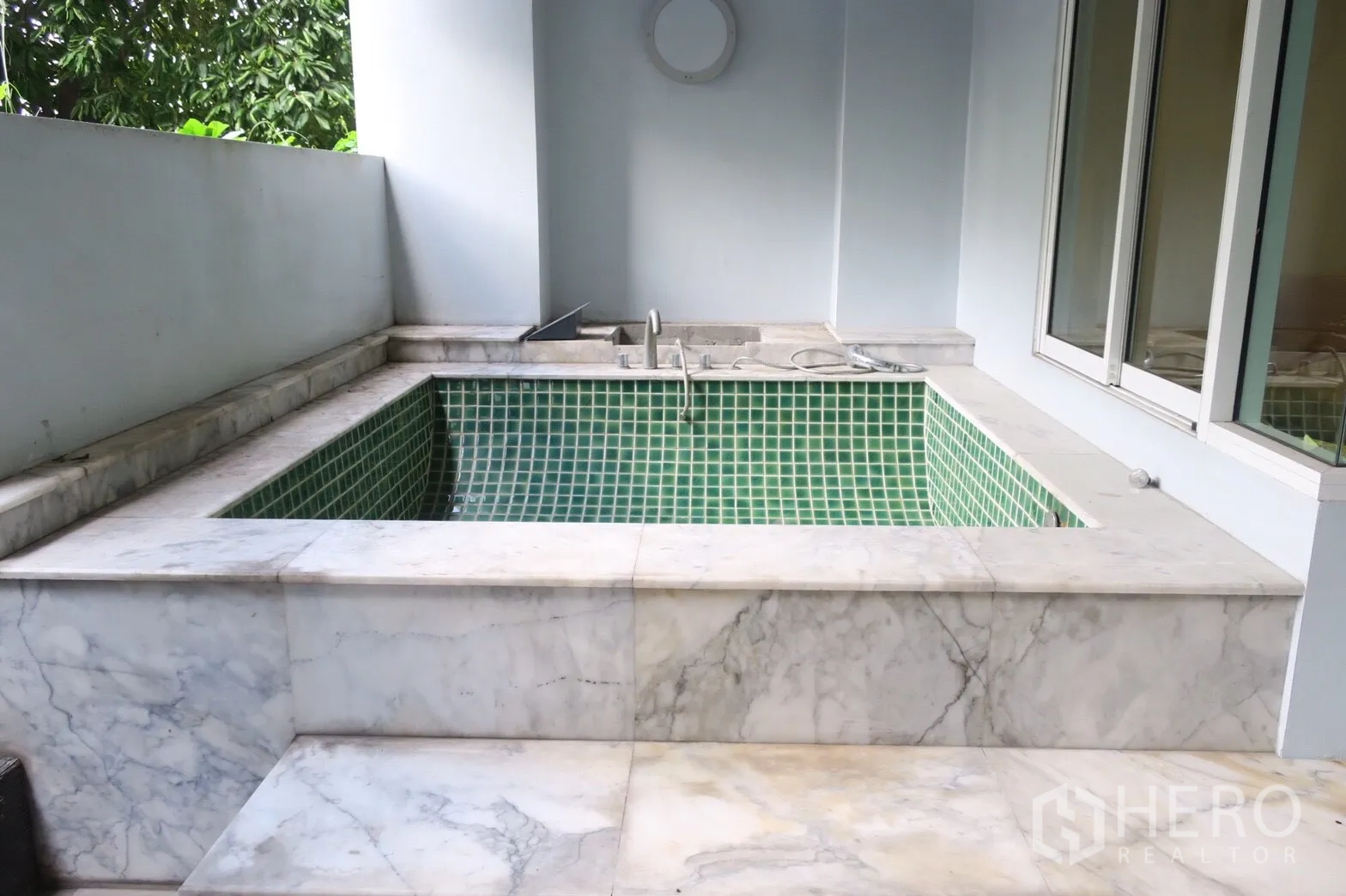 คอนโด ขายในPhra Khanong, Bangkok - พลันจ์พูลกระเบื้องสีเขียวบนระเบียง พร้อมขอบหินอ่อน