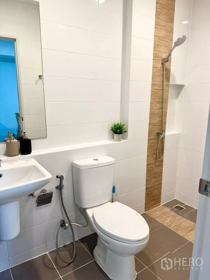 Townhouse for rent in Bang Phli, Samut Prakan - Clean bathroom with walk-in shower, white wall tiles and toilet.