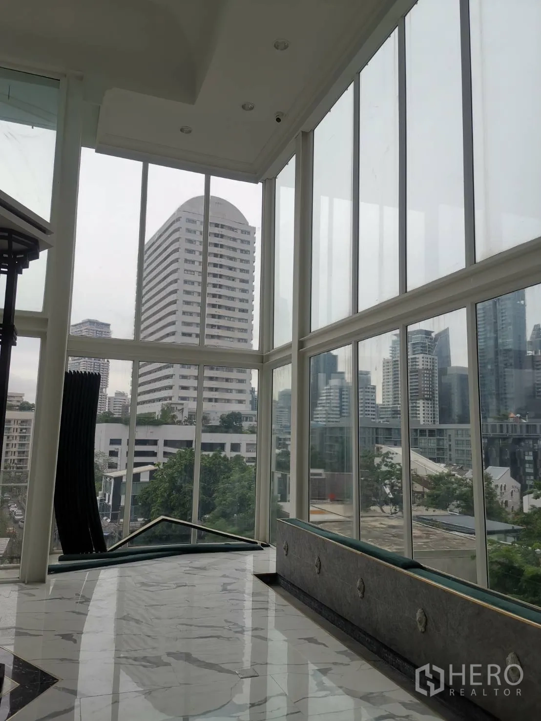 零售空间 出租 - 垂直绿墙，缤纷花草点缀