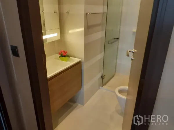 คอนโด ให้เช่าในKhlong Toei, Bangkok - ห้องน้ำโมเดิร์น เคาน์เตอร์ลอย กระจกเงาพร้อมตู้ และตู้ Shower กระจกโทนสีอ่อน