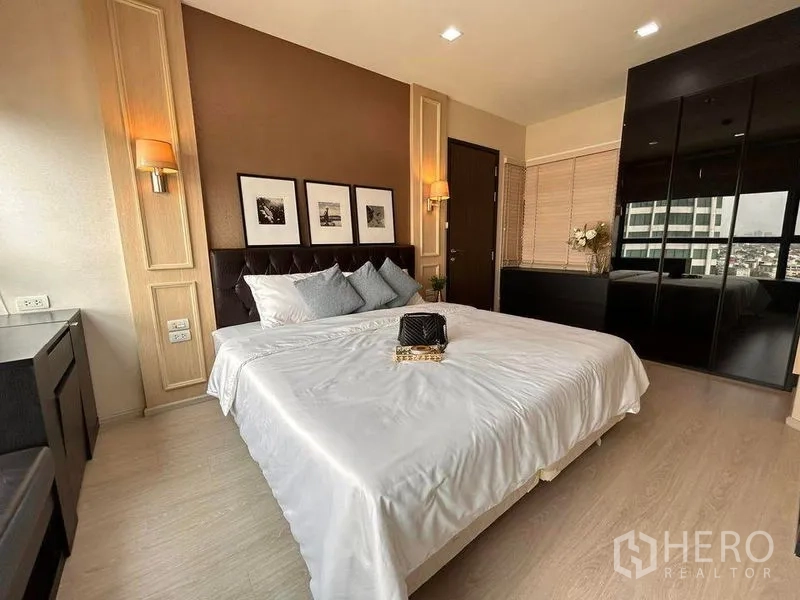 คอนโด ให้เช่าหรือขายในKhlong Toei, Bangkok - ห้องนอนสไตล์โมเดิร์น เตียงคิง ไฟติดผนัง และตู้เสื้อผ้าบิวท์อินเงา