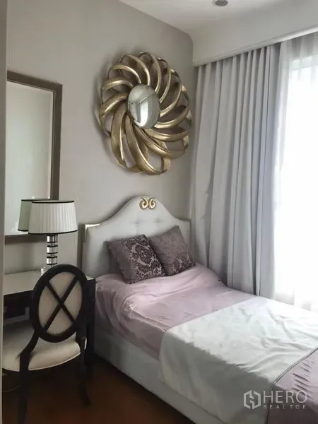 คอนโด ให้เช่าในPathum Wan, Bangkok - ห้องนอนรองเตียงเดี่ยว มุมโต๊ะเครื่องแป้งกับเก้าอี้ กระจกตกแต่งผนังขนาดใหญ่ และผ้าม่านสีอ่อน