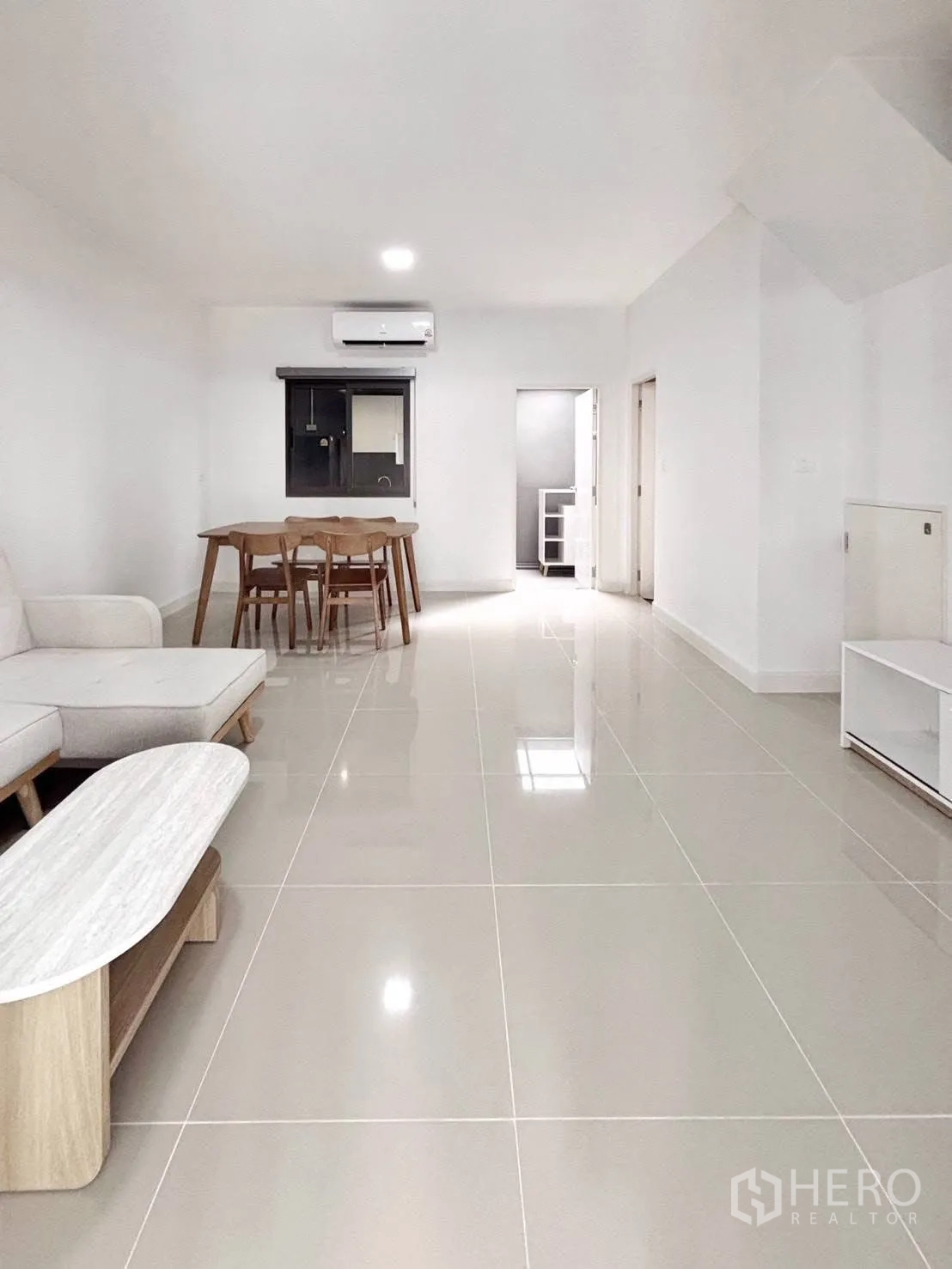 联排别墅 for rent in Bang Phli, Samut Prakan - 修长客厅，沙发、餐桌、空调及通往厨房的门