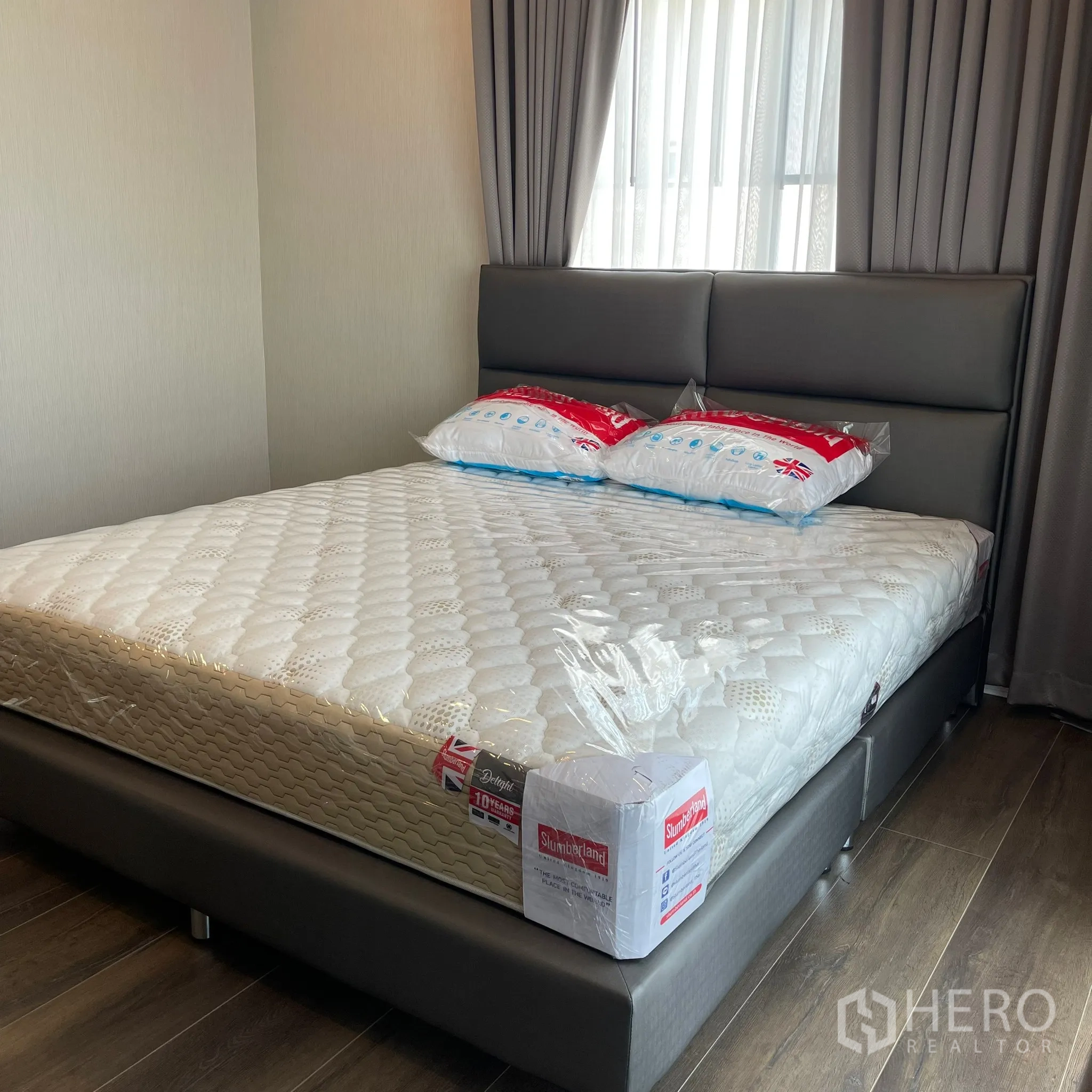 บ้าน ให้เช่าหรือขายในBang Khen, Bangkok - ห้องนอนพร้อมที่นอนใหม่และเตียงบุนวม