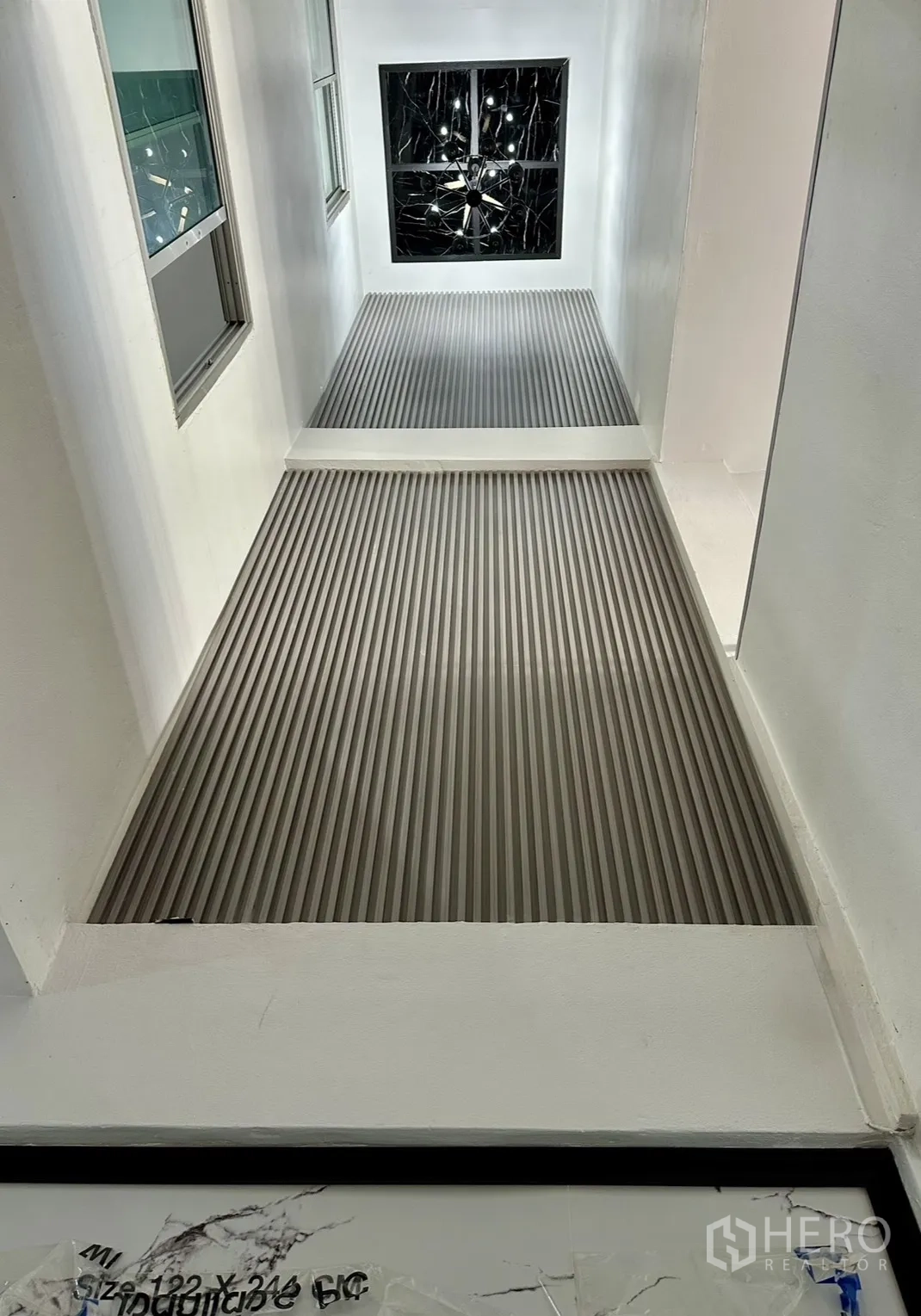 โฮมออฟฟิศ for rent in Khlong Toei, Bangkok - โถงกลางโปร่งพร้อมทางเดินตะแกรงเหล็กและไฟเพดาน