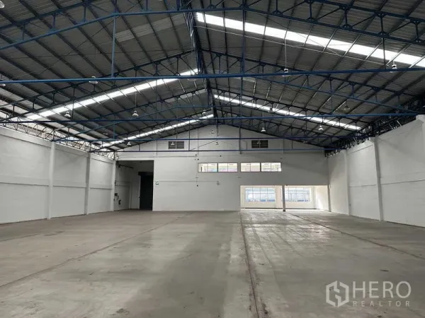 โรงงาน ให้เช่าในBang Phli, Samut Prakan - พื้นที่คลังสินค้าโล่ง เพดานสูงประมาณ 8 เมตร โครงหลังคาเหล็กและช่องแสง