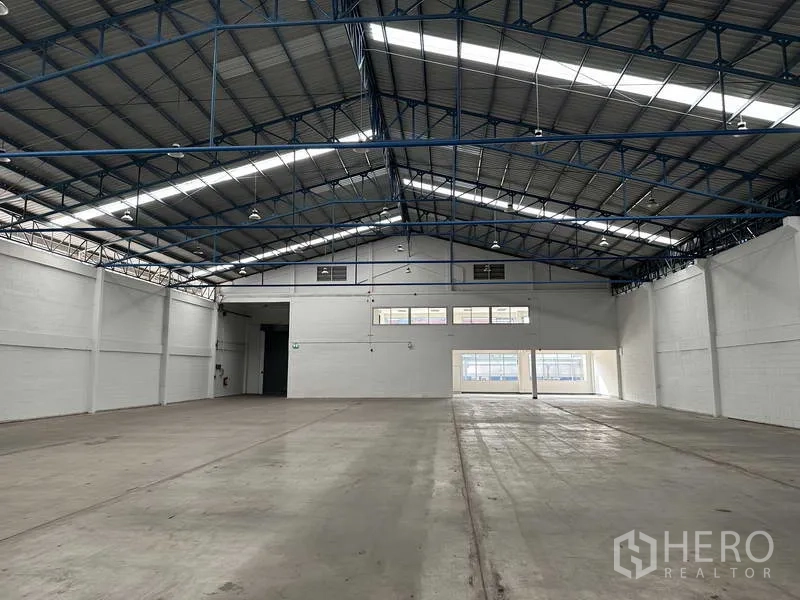 โรงงาน ให้เช่าในBang Phli, Samut Prakan - พื้นที่คลังสินค้าโล่ง เพดานสูงประมาณ 8 เมตร โครงหลังคาเหล็กและช่องแสง