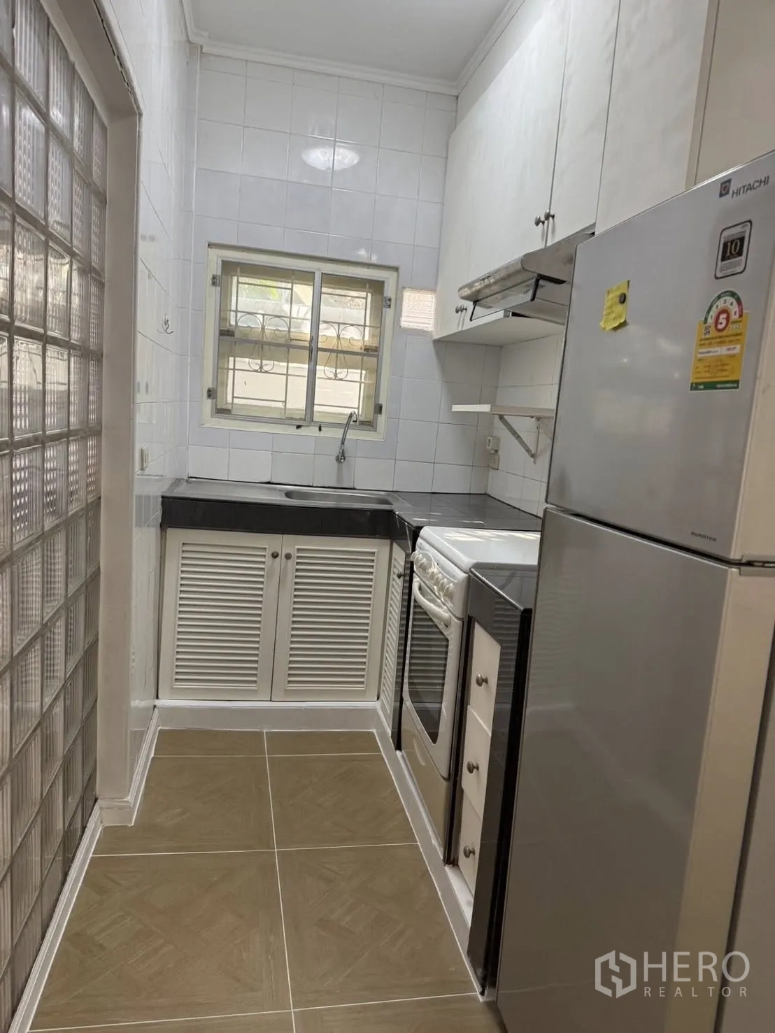 บ้านเดี่ยว for rent in Khlong Toei, Bangkok - ครัวบิวท์อินขนาดกะทัดรัด พร้อมตู้ เตาและเตาอบ เครื่องดูดควัน ตู้เย็น และซิงก์