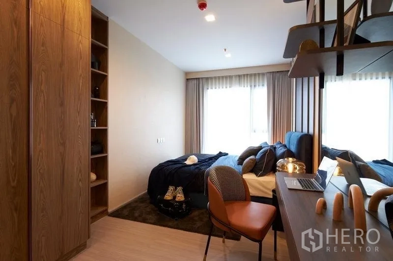 คอนโด ขายในRatchathewi, Bangkok - ห้องนอนที่สองมีตู้เสื้อผ้าบิวท์อิน โต๊ะทำงาน และหน้าต่างกว้าง
