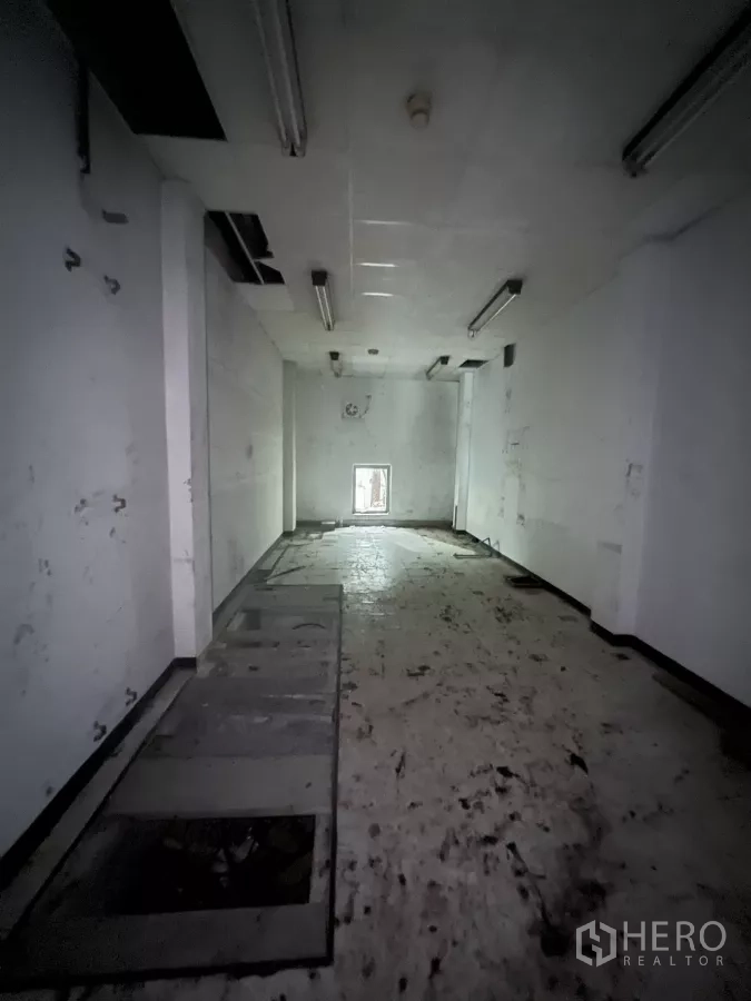 零售空间 出租在Watthana, Bangkok - 狭长店面通向后窗，适合陈列通道布局。