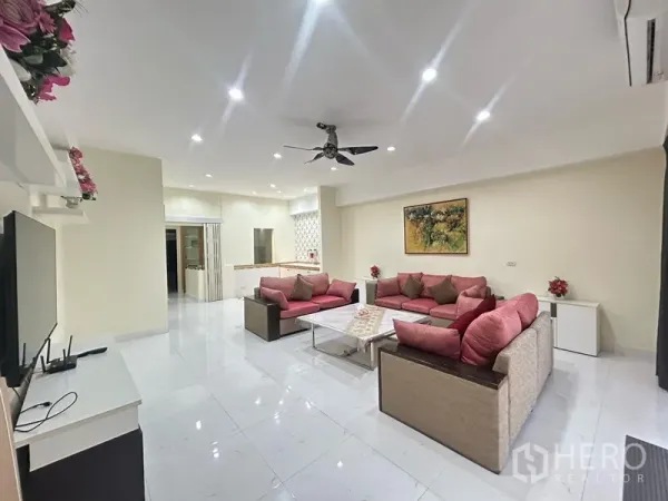 สำนักงานที่บ้าน ให้เช่า - โถงนั่งเล่นเปิดโล่ง จัดโซฟาล้อมโต๊ะกลาง ข้างผนังทีวี