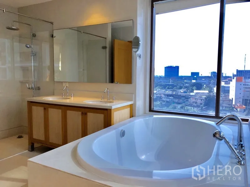 คอนโด ให้เช่าในKhlong Toei, Bangkok - ห้องน้ำหรูอ่างอาบน้ำใบใหญ่ อ่างล้างหน้าคู่ และพื้นที่อาบน้ำแยกติดหน้าต่างวิวเมือง